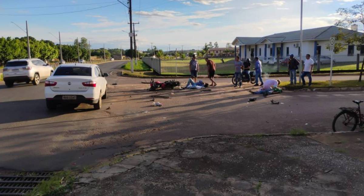 Colisão entre picape e moto deixa dois feridos em rotatória de RO