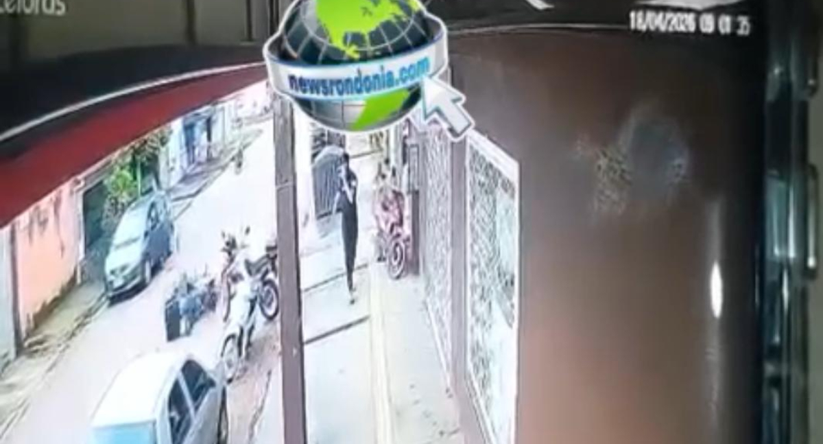 VÍDEO: Motorista de Honda Fit abre a porta e causa grave acidente na zona leste