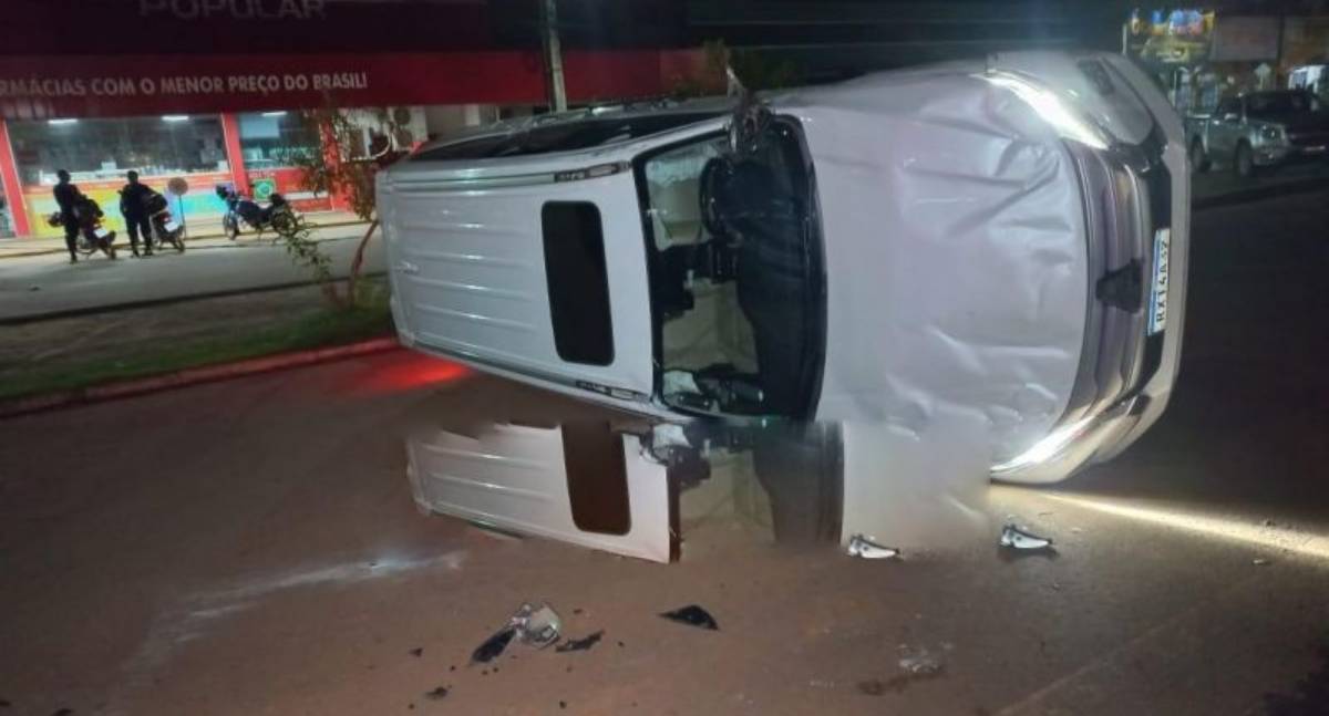 Acidente em Rolim de Moura deixa carro tombado