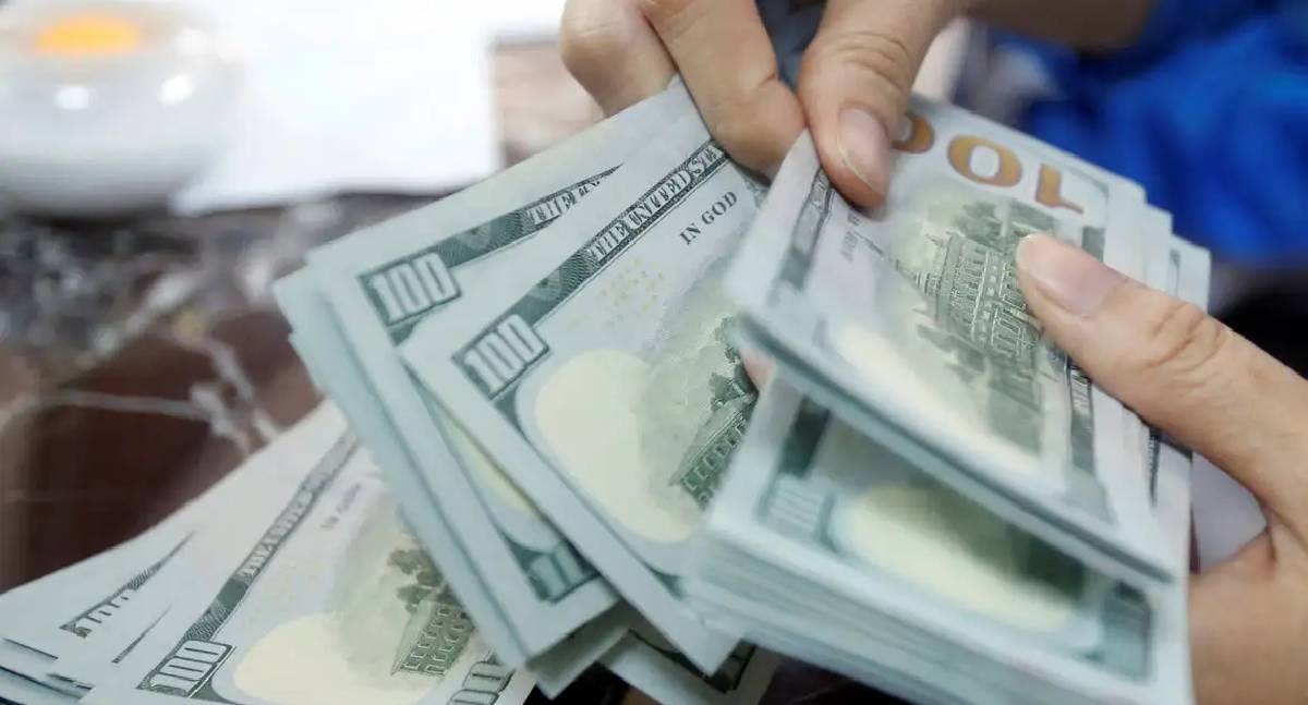 Dólar supera R$ 5 e bolsa despenca após tensão no mercado