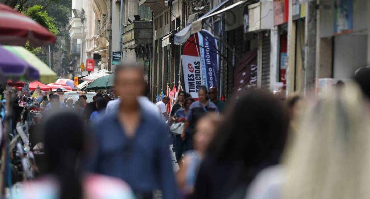Taxa de desemprego de pretos é 55% maior que a de brancos