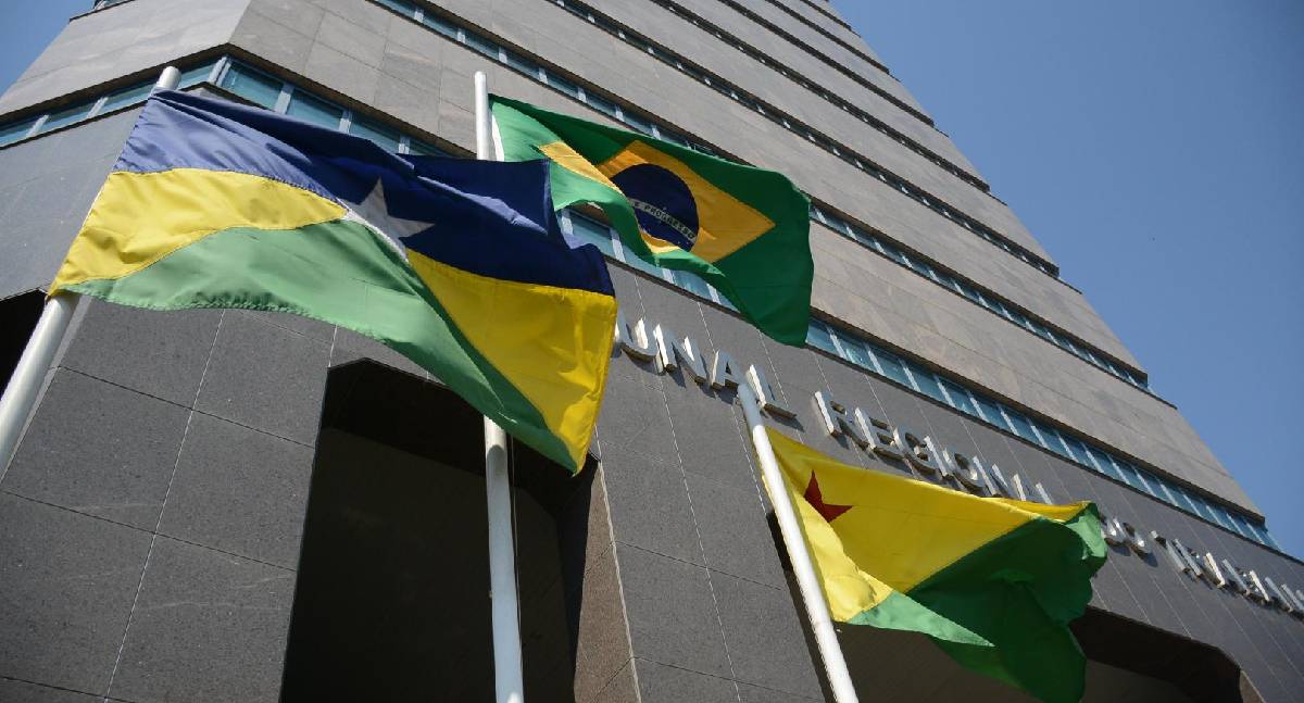 Justiça do Trabalho reverte justa causa aplicada a trabalhadora por retirar frutas de refeitório