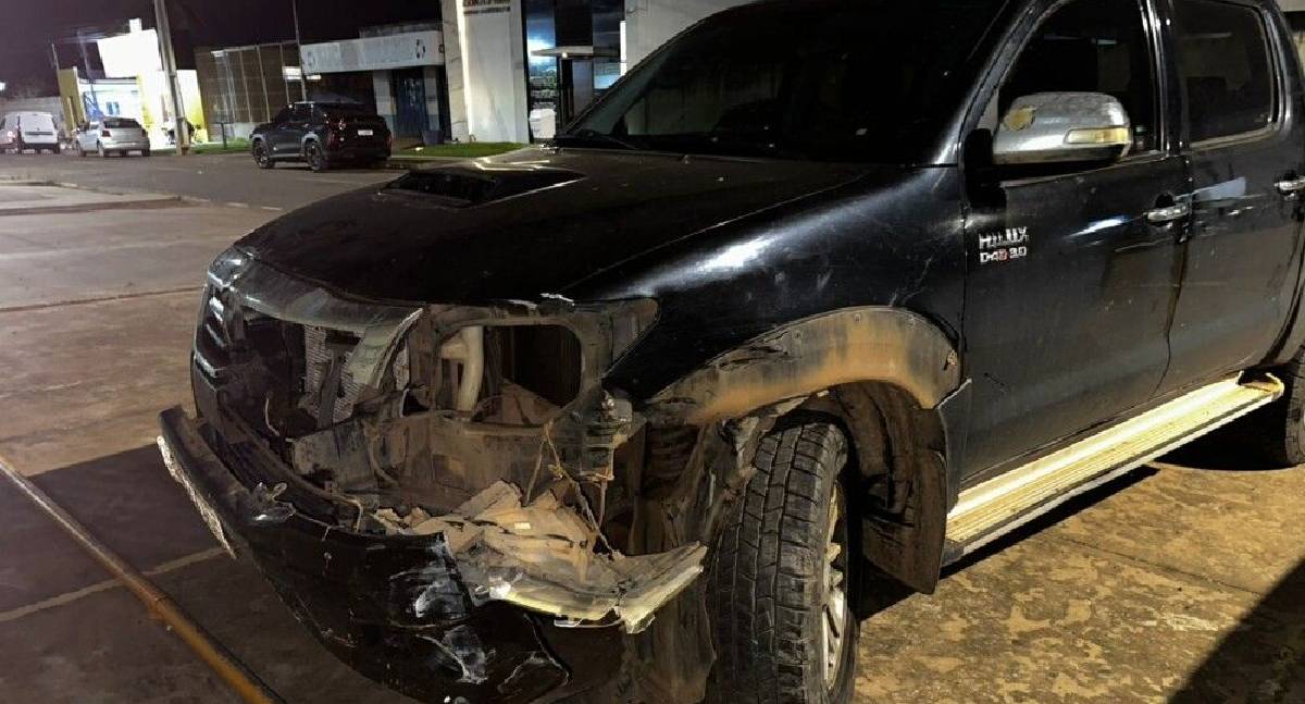 Caminhonete invade calçada e bate em carro em interior de Rondônia