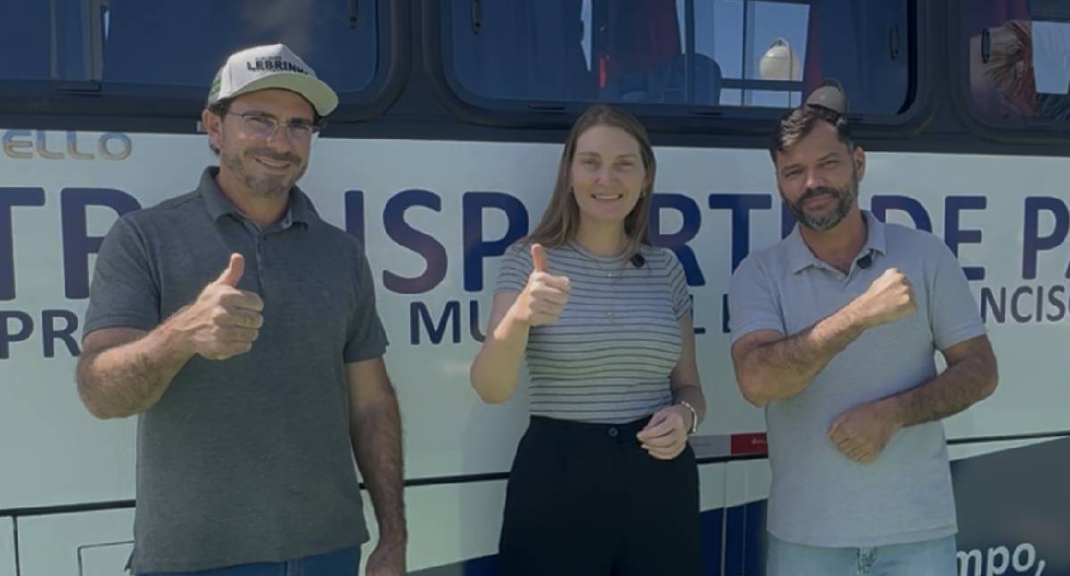 Lebrinha entrega micro-ônibus da saúde em São Francisco