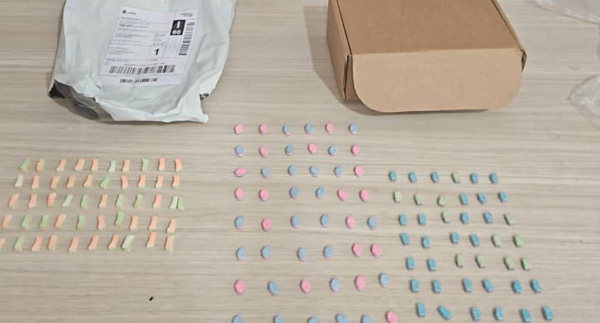 Cão policial fareja encomenda e Denarc apreende 150 comprimidos de ecstasy