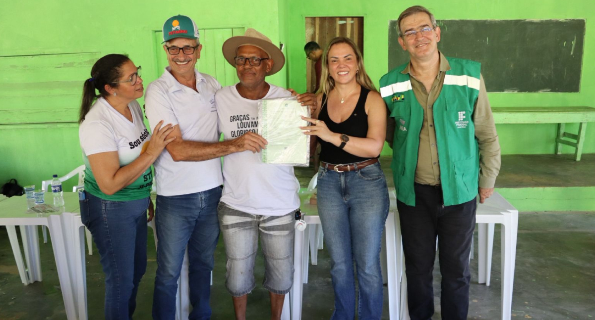 Cláudia de Jesus e Incra entregam 36 títulos rurais em Ji-Paraná