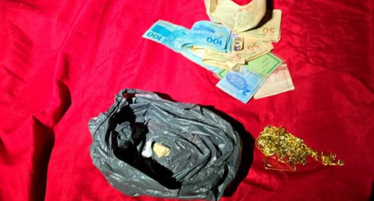 Polícia fecha boca de fumo e apreende drogas, joias e dinheiro