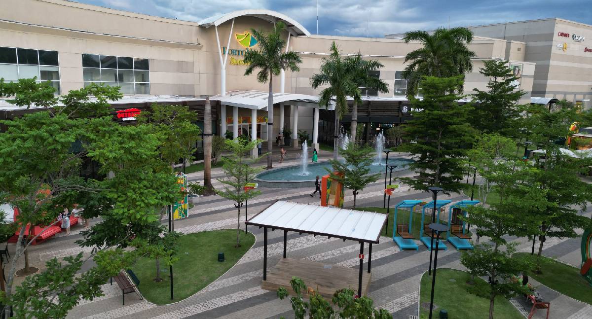 Campanha alerta pais sobre retinoblastoma em crianças no shopping