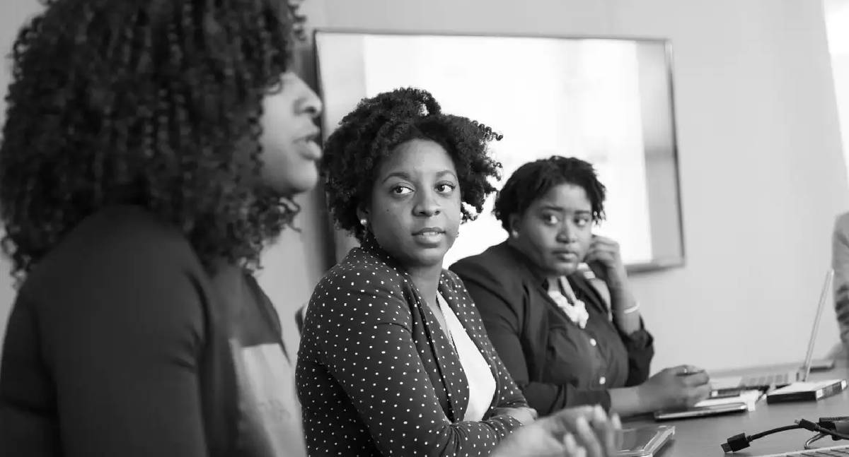 Desemprego entre jovens mulheres negras chega a 24,7%, revela estudo