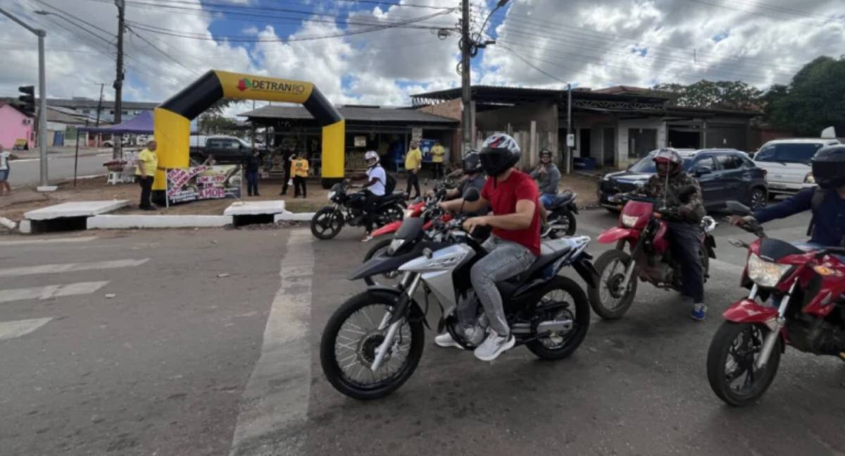 Detran-RO realiza ação educativa de conscientização viária no Dia dos Namorados