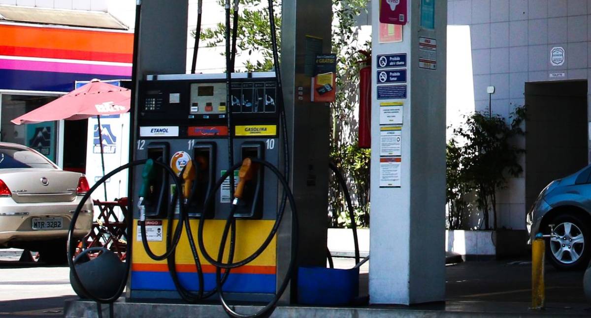 Gasolina e diesel recuam e aliviam inflação oficial