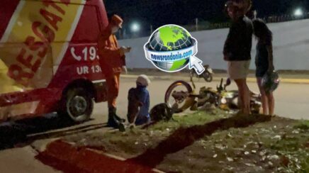 Motociclista sofre fratura na perna após derrapar na pista molhada e colidir com carro na Zona Sul de Porto Velho