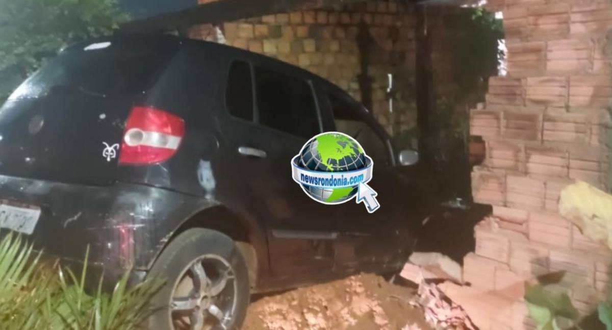 Motorista foge e abandona carro após bater em muro de residência na zona sul