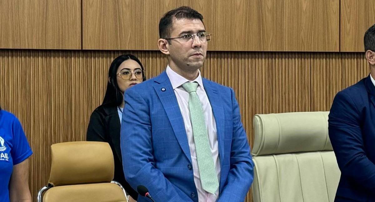Pedro Geovar cobra melhorias e prefeitura revitaliza sinalização em frente à Escola Pé de Murici