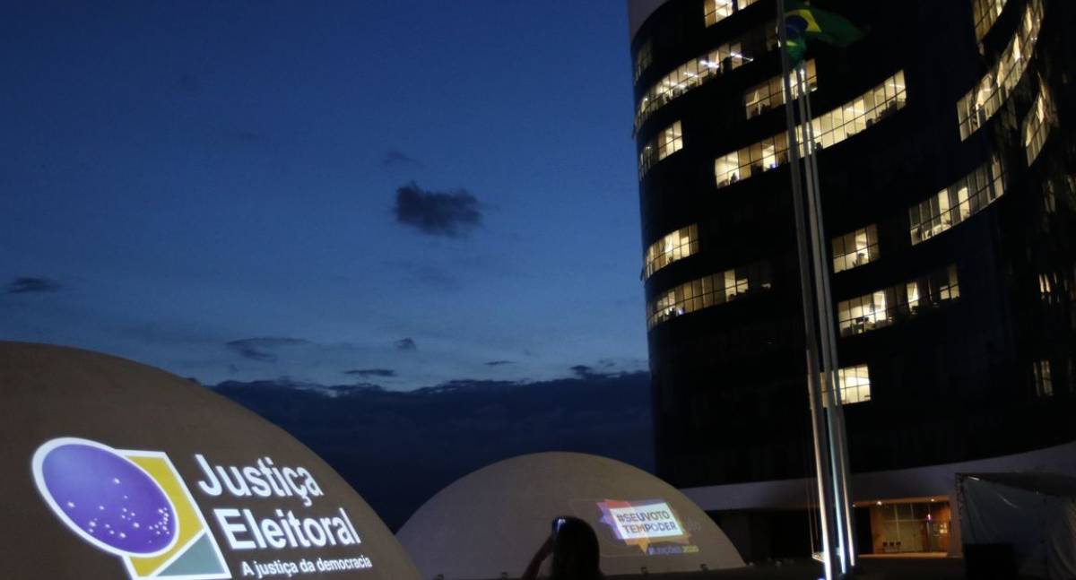 TSE suspende julgamento sobre pesquisa eleitoral