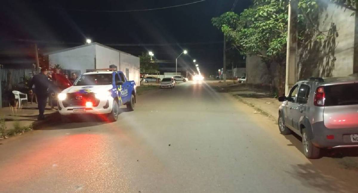 Vídeo: Motorista é preso após bater carro em muros de casas em Vilhena