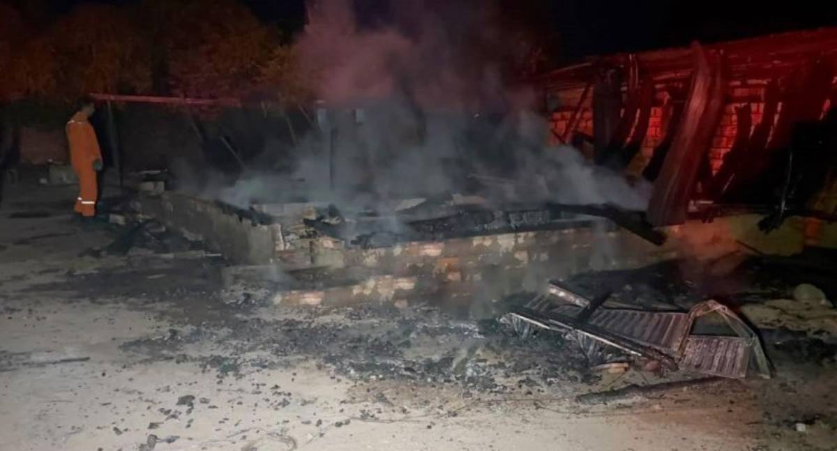 Incêndio destrói casa de madeira no bairro Cidade Alta, em Rolim de Moura