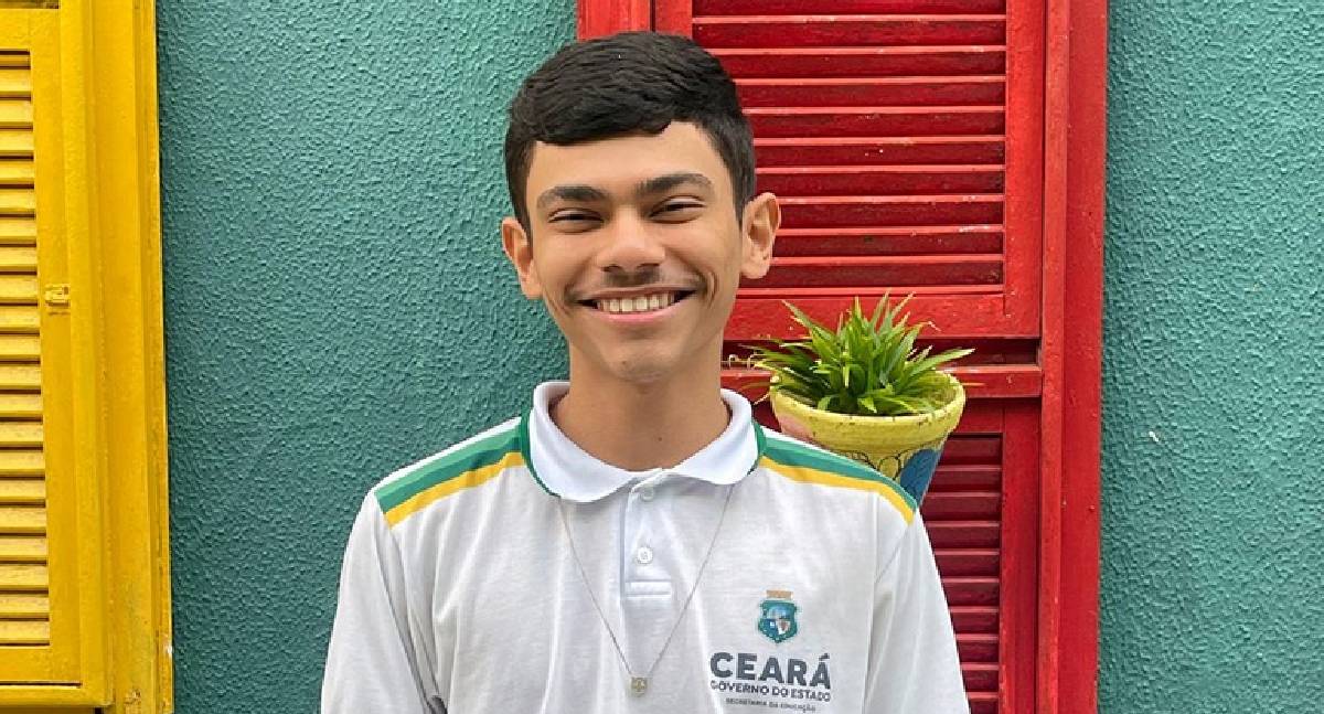 Lei dos celulares nas escolas amplia participação dos alunos, aponta MEC