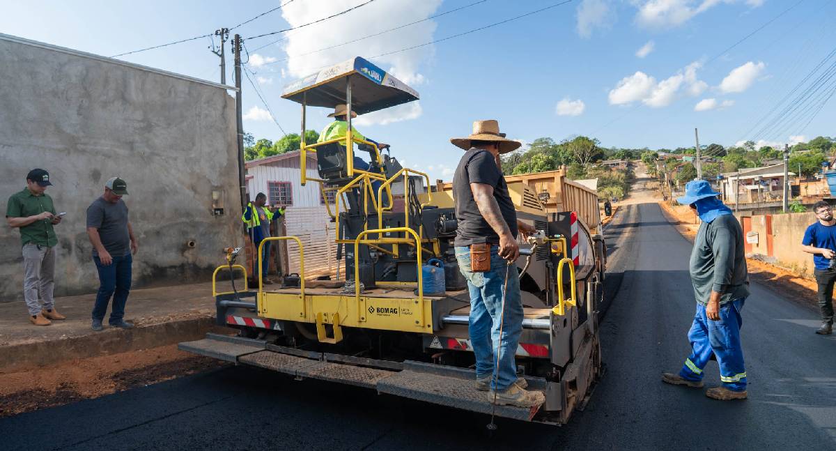 Jaru amplia pavimentação e entrega novo trecho asfaltado