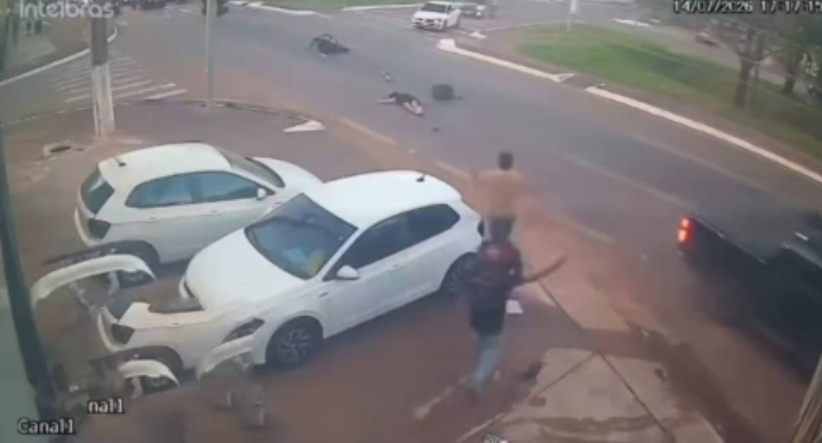 Acidente entre carro e moto mobiliza trânsito na Jorge Teixeira