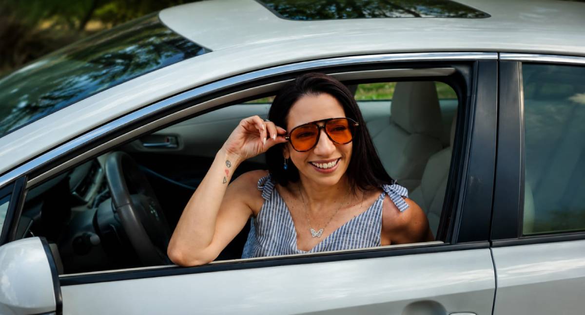 Agenda News: Lentes coloridas estilosas e autoestima nas alturas com os óculos das Ópticas Excelência