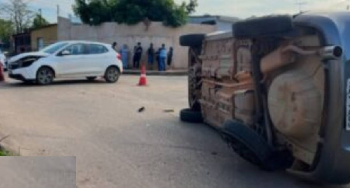 Carro capota após colisão em cruzamento na zona sul de Porto Velho