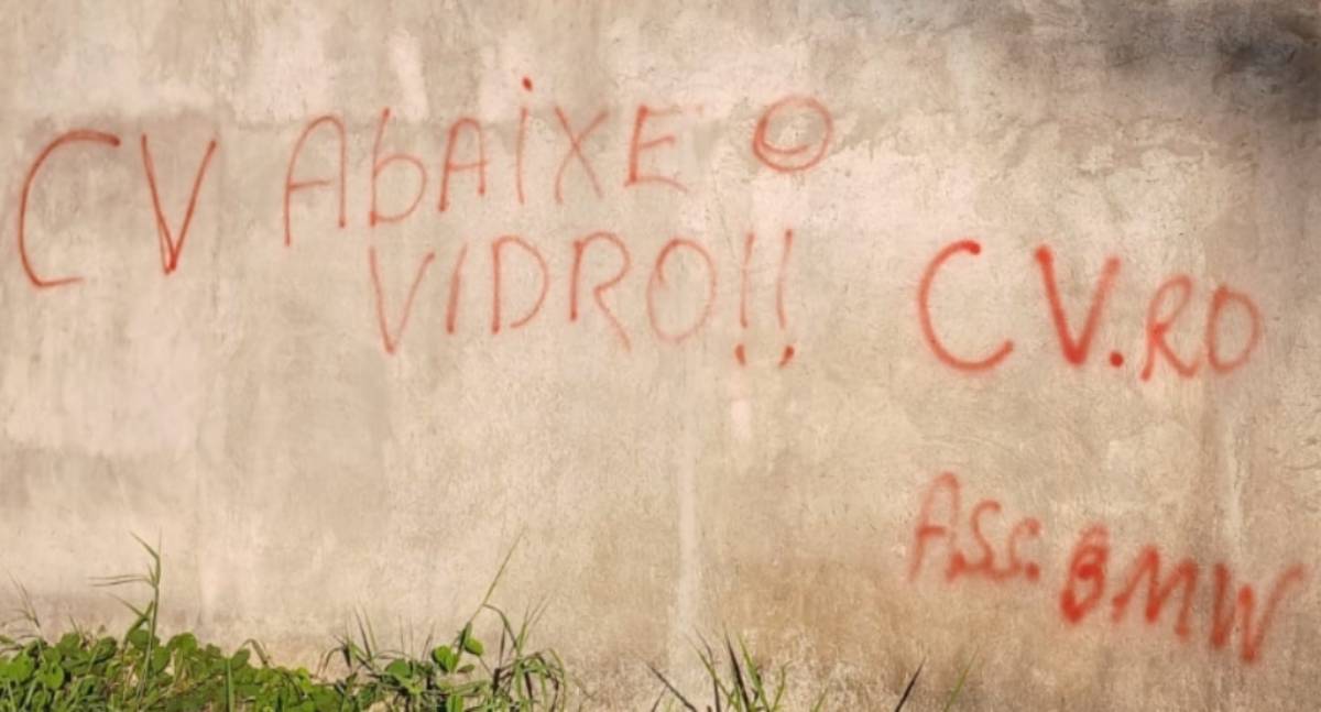Facção criminosa picha muros e impõe regras de trânsito em Porto Velho