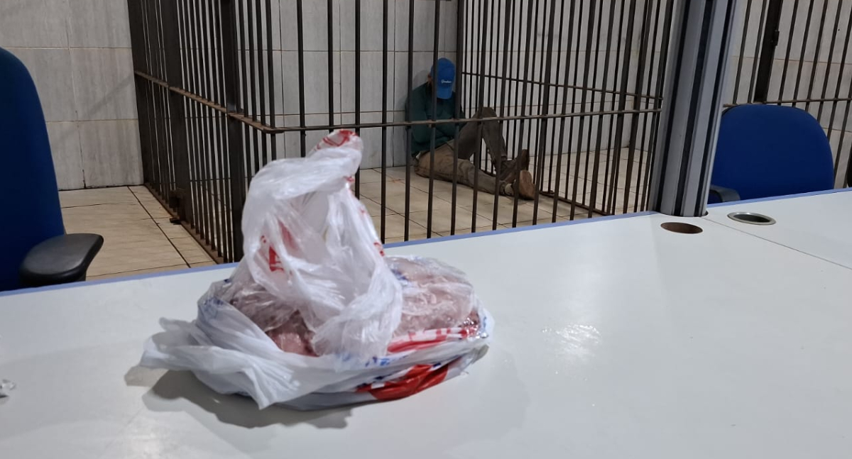 Homem com tornozeleira eletrônica é preso após furtar peça de picanha em supermercado