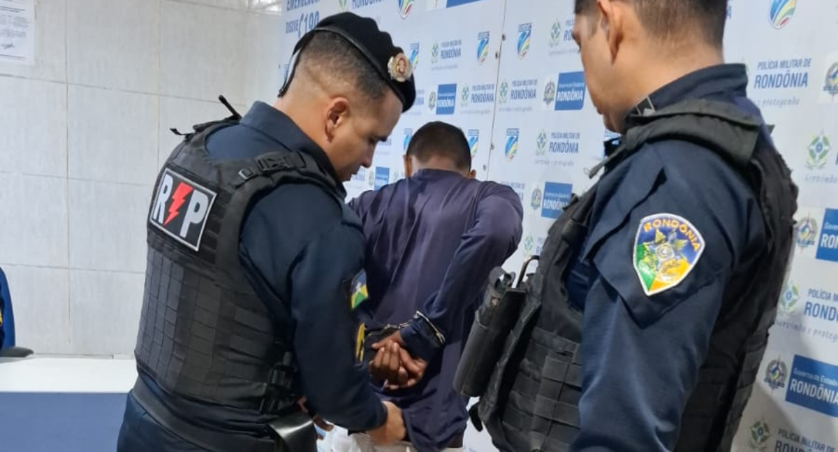 Jovem é preso após furtar duas garrafas de whisky em supermercado