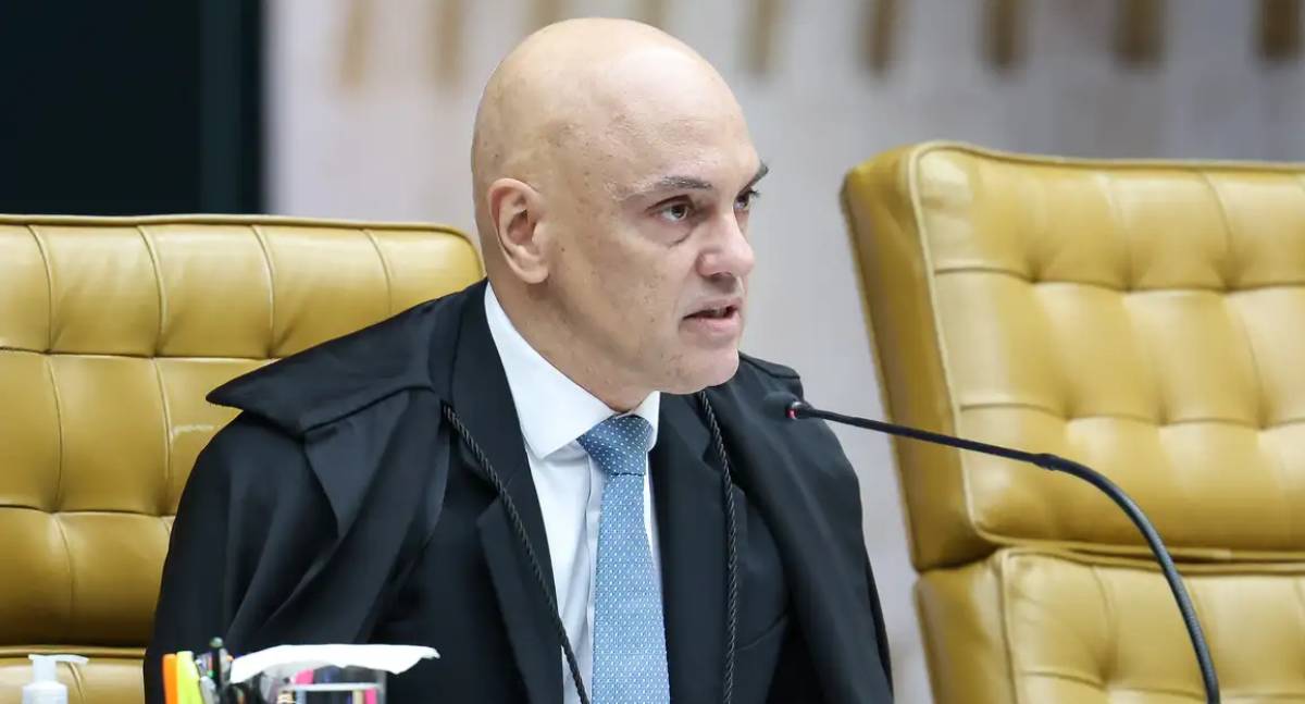 Moraes manda ouvir Flávio Bolsonaro em até 10 dias