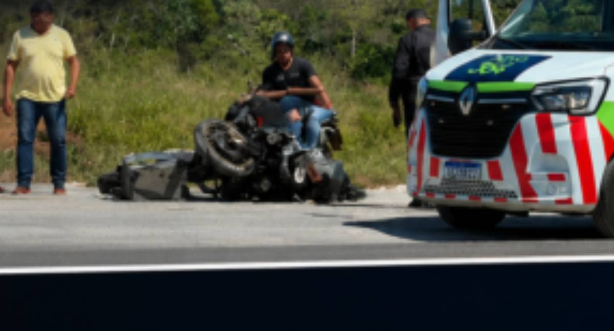 Motociclista fica gravemente ferido em colisão com utilitário na BR-364