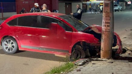 Motorista fica ferido após colidir carro contra poste de iluminação em Porto Velho