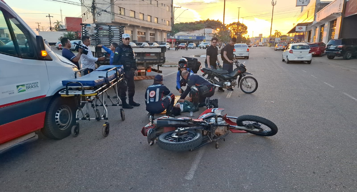 Colisão entre Fiat Siena e Honda Biz deixa motociclista com fratura no nariz em RO