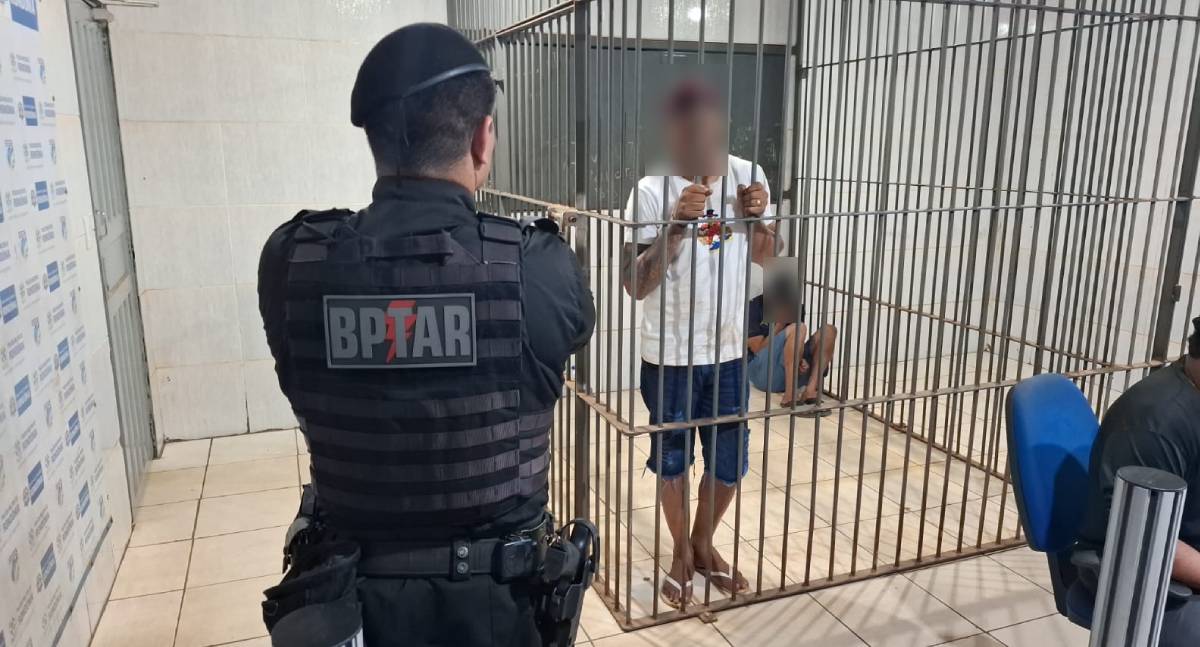 Polícia Militar recupera motocicleta furtada e prende dupla durante desmanche na zona Sul