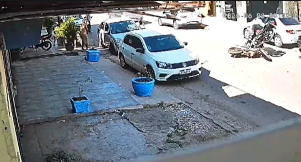 VÍDEO: Motorista abre a porta do carro e causa acidente com dois motociclistas na zona sul