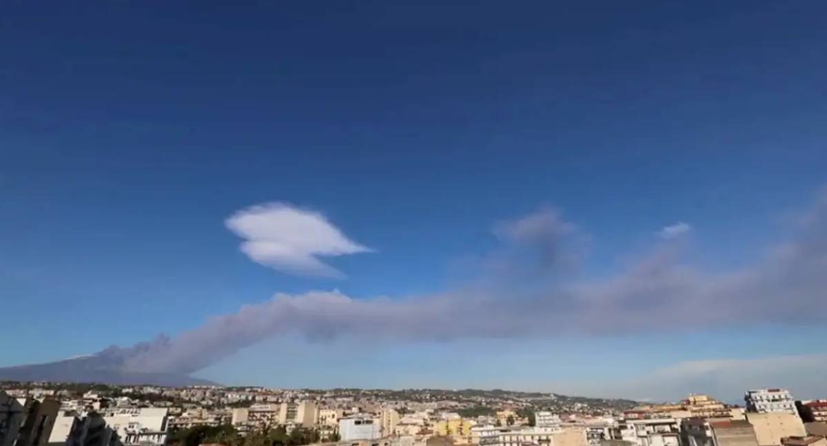 Vulcão Etna intensifica atividade e fecha parcialmente aeroporto na Itália