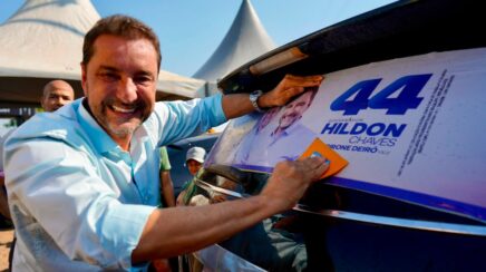 Hildon Chaves participa de adesivaço em Porto Velho
