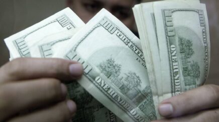 Dólar fecha estável e acumula queda de 1,82% em julho