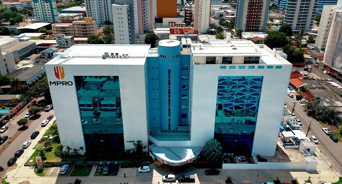MPRO denuncia mulher por matar idoso após invadir casa com carro