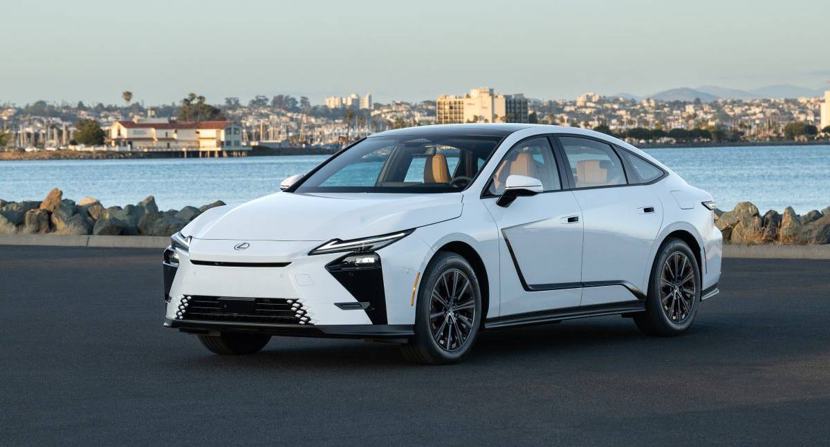 Lexus ES chega à oitava geração com sistema híbrido no Brasil