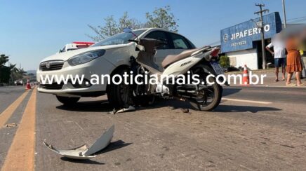 Acidente entre carro e motoneta deixa jovem gravemente ferida na BR-364