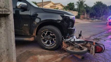 Adolescente sofre acidente de moto ao ultrapassar veículo pela direita e bater em caminhonete em RO