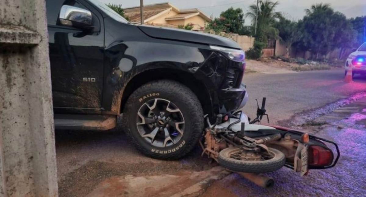 Adolescente sofre acidente de moto ao ultrapassar veículo pela direita e bater em caminhonete em RO