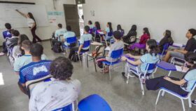 Alunos do ensino médio regular nascidos em julho e agosto recebem quinta parcela do programa Pé-de-Meia nesta quinta-feira