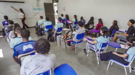 Alunos do ensino médio regular nascidos em julho e agosto recebem quinta parcela do programa Pé-de-Meia nesta quinta-feira