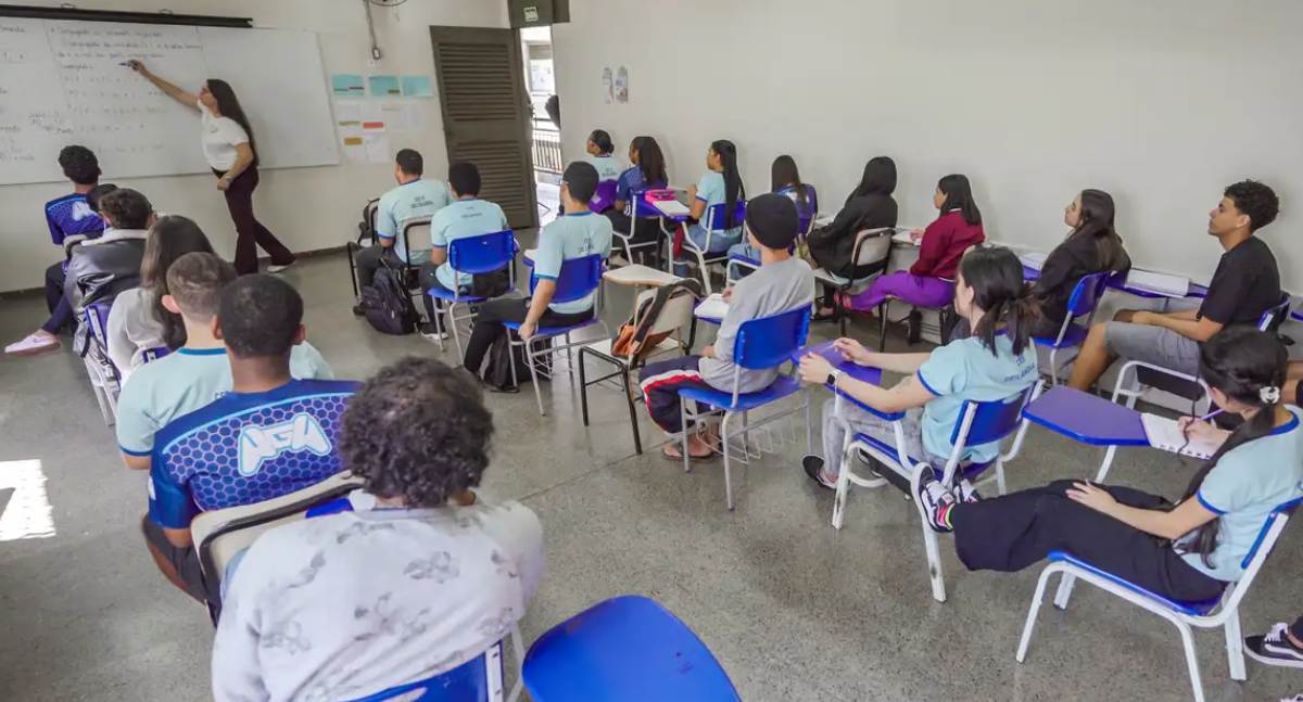 Alunos do ensino médio regular nascidos em julho e agosto recebem quinta parcela do programa Pé-de-Meia nesta quinta-feira