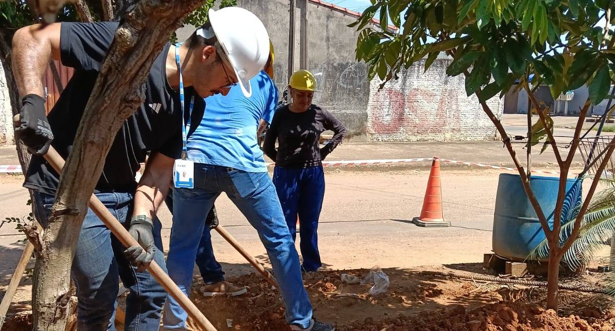Alunos do SENAI realizam ligação de água e esgoto em moradia de Ariquemes