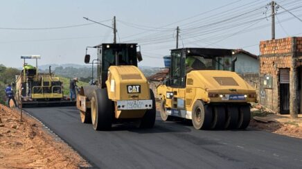 Asfalta Jaru: Prefeitura de Jaru conclui pavimentação de trechos das ruas Mogno e Padre Chiquinho, no Setor 1A