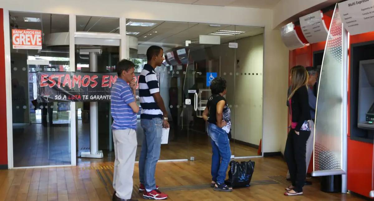 Bancários realizam paralisação nacional por reajuste e valorização