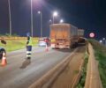 Carreta carregada de soja fica parada e interdita faixa no Trevo do Roque